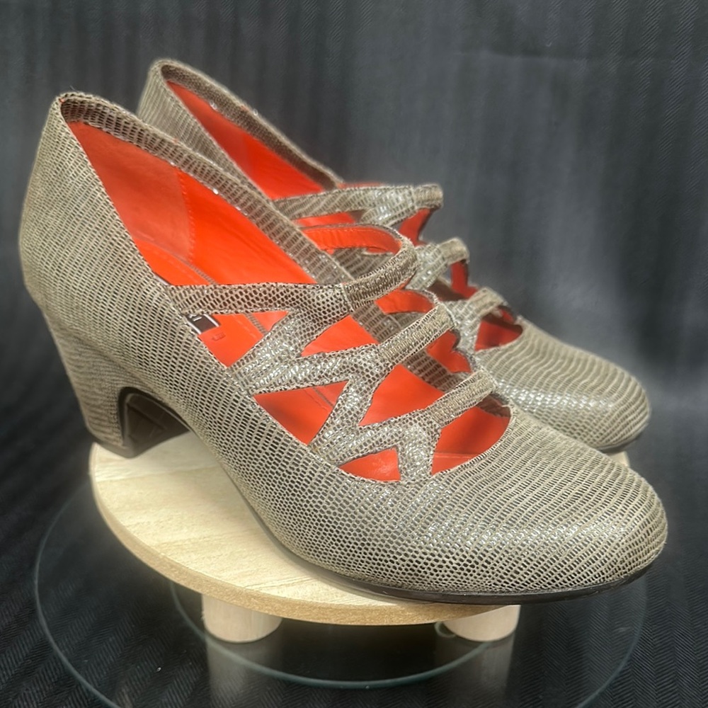 Women's 5.5  Taupe Viper shiny snakeskin
Leather chunky kitten heel Beautiful 😍